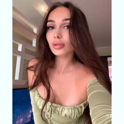 Приятная собеседница и незабываемая в постели.